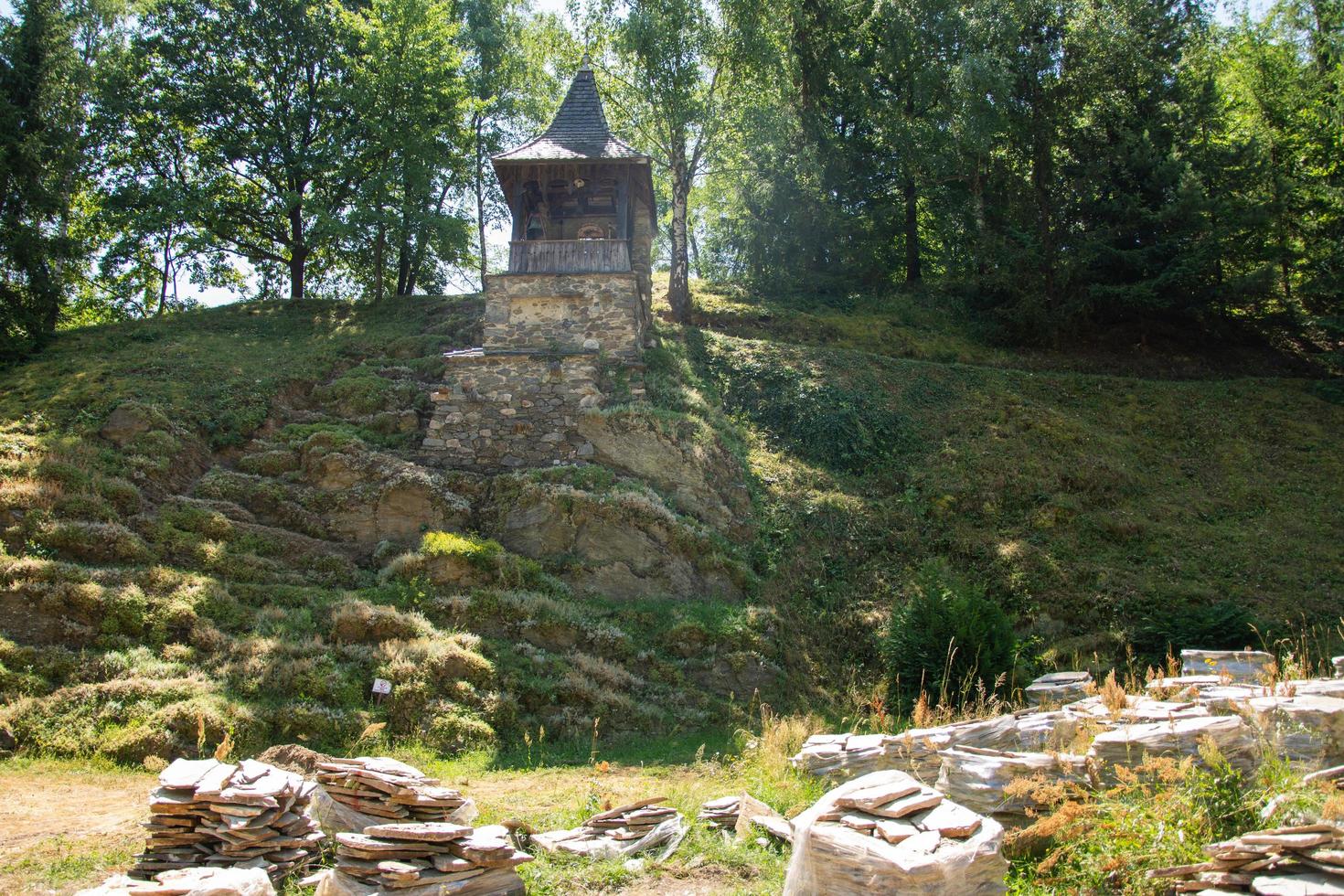 condado de hunedoara, rumania 2021- el monasterio de prislop es un monasterio en rumania foto