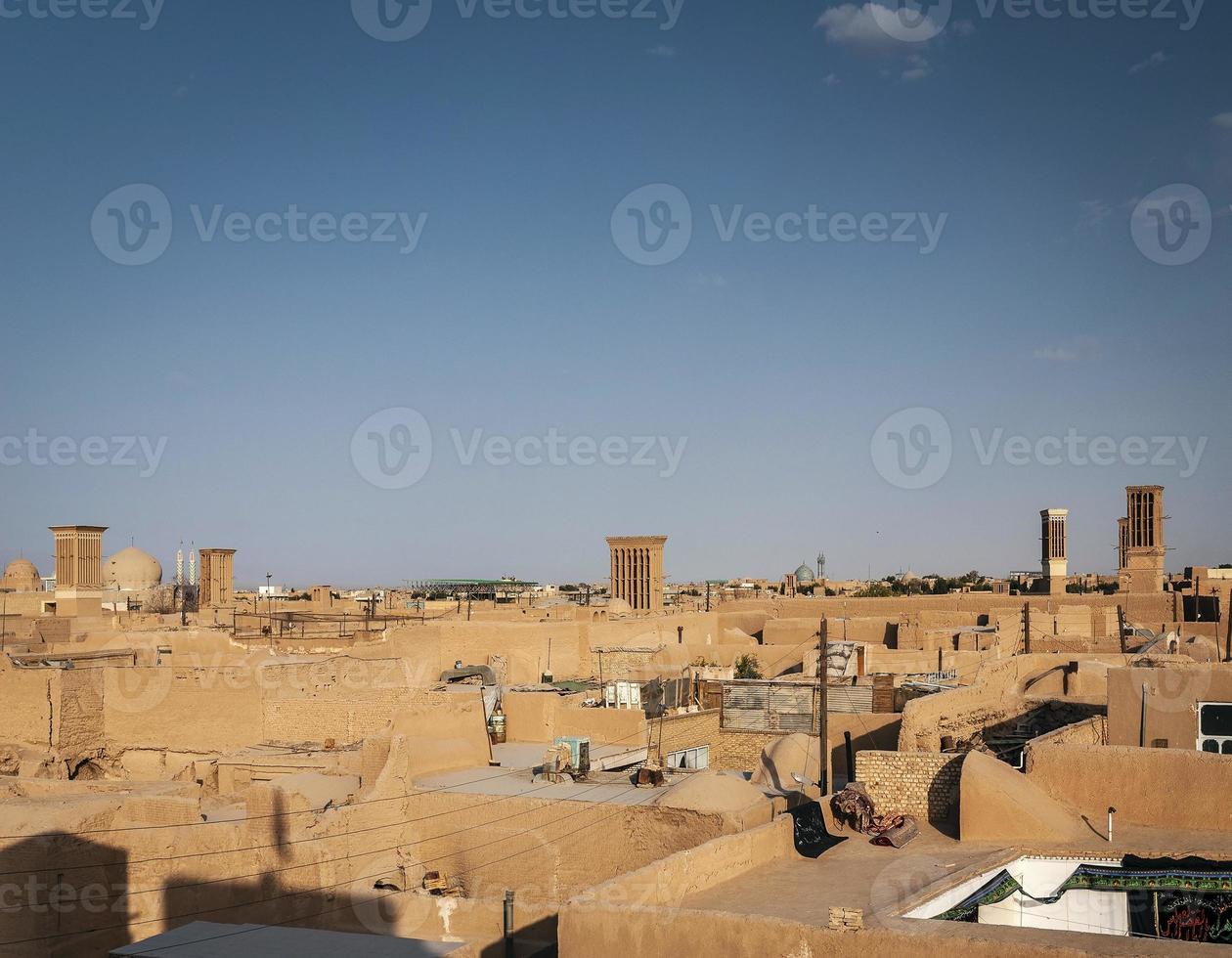 Los tejados del centro de las torres de viento y la vista horizontal del casco antiguo de la ciudad de Yazd en Irán foto