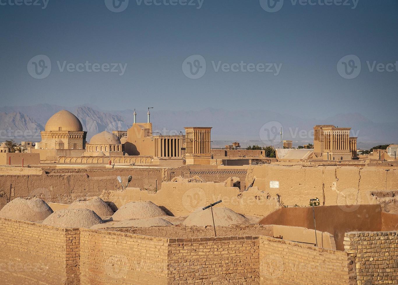 Los tejados del centro de las torres de viento y la vista horizontal del casco antiguo de la ciudad de Yazd en Irán foto