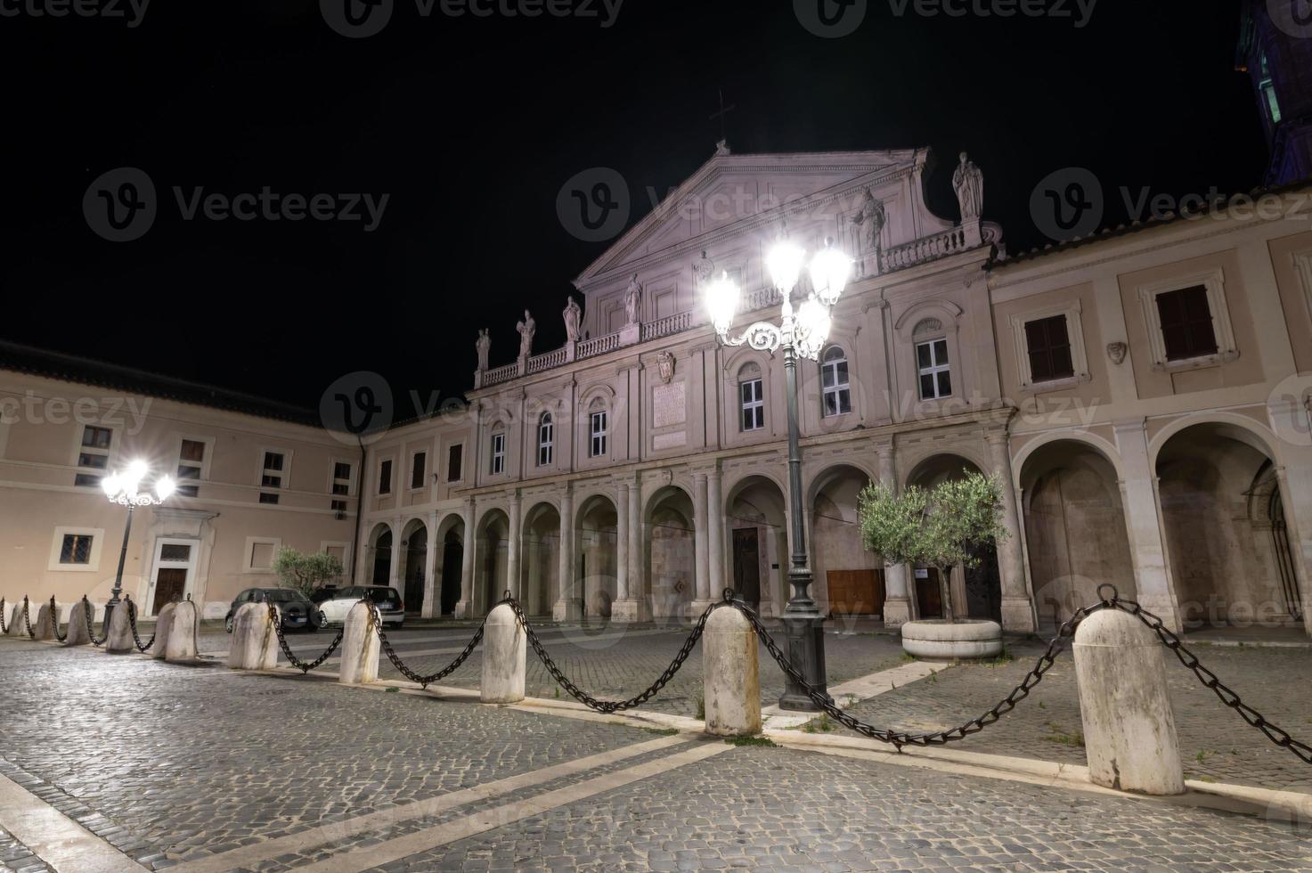 catedral de terni en la noche foto