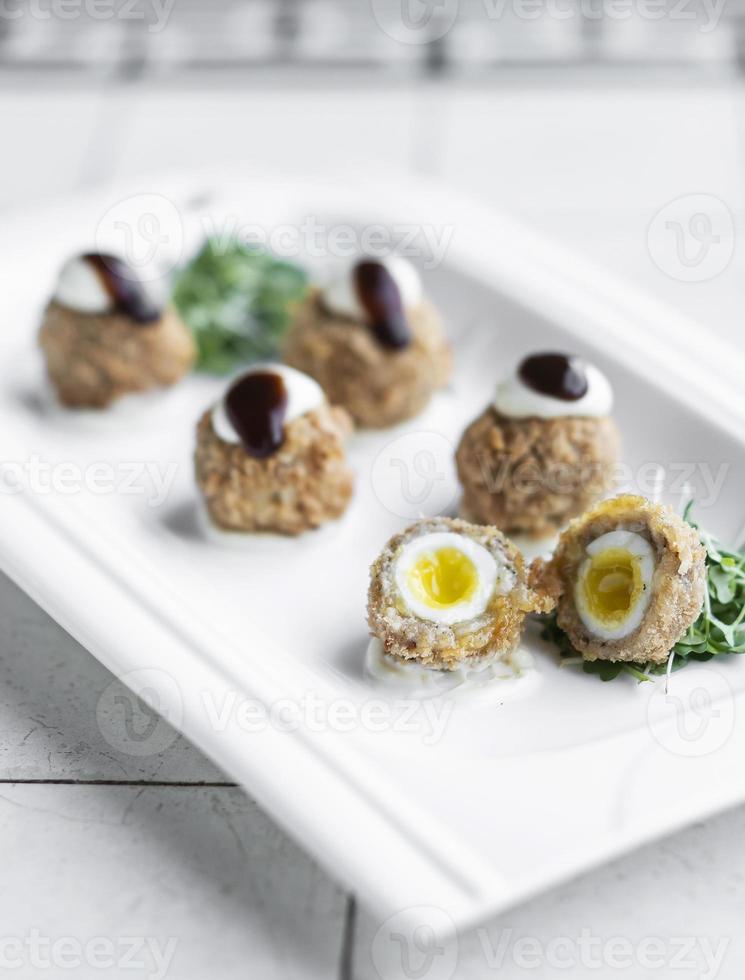 Huevos de codorniz escoceses orgánicos gourmet plato de aperitivo de arranque moderno en la mesa foto