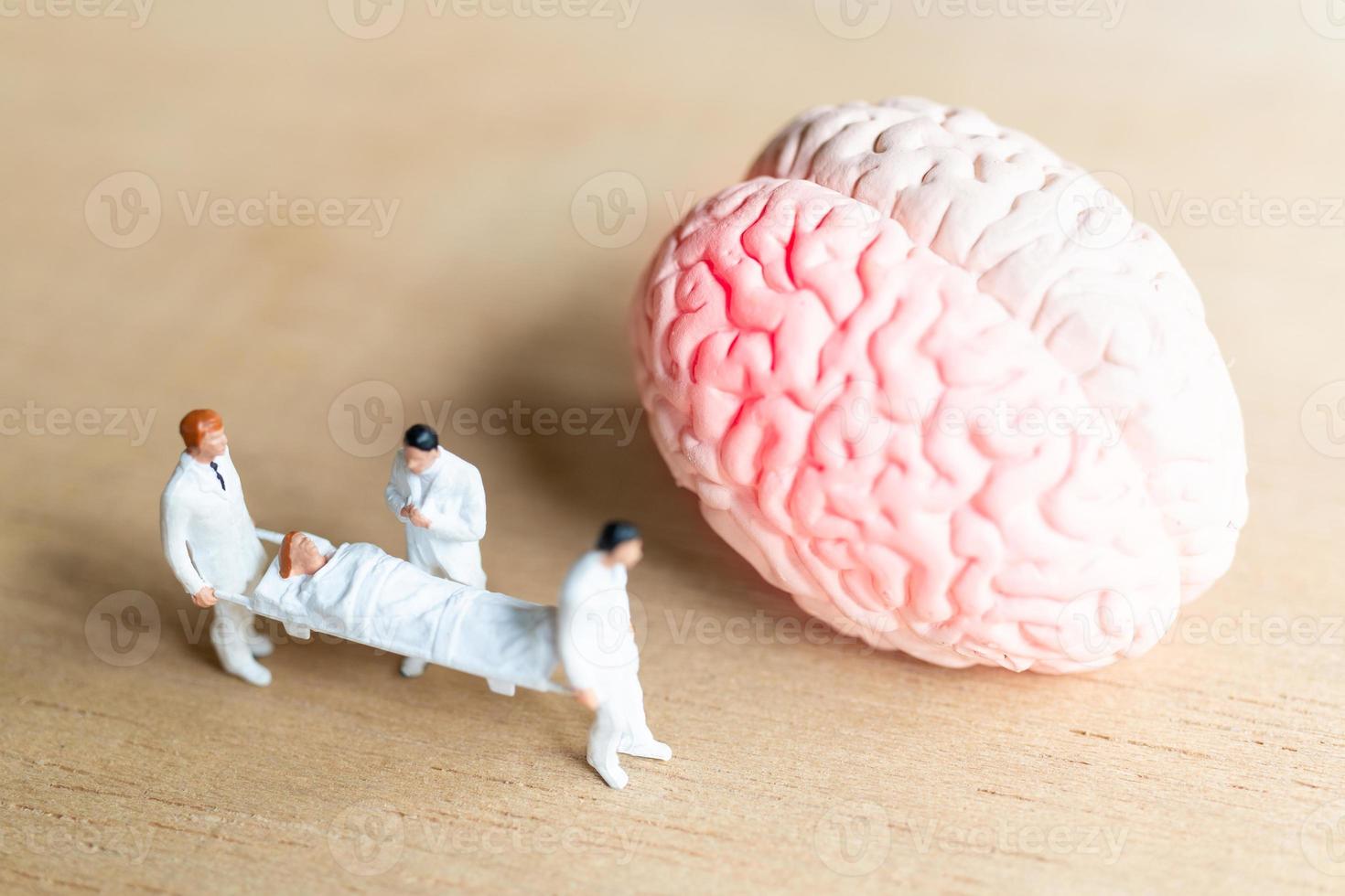 Surgeon spoke with patient about brain injuries photo