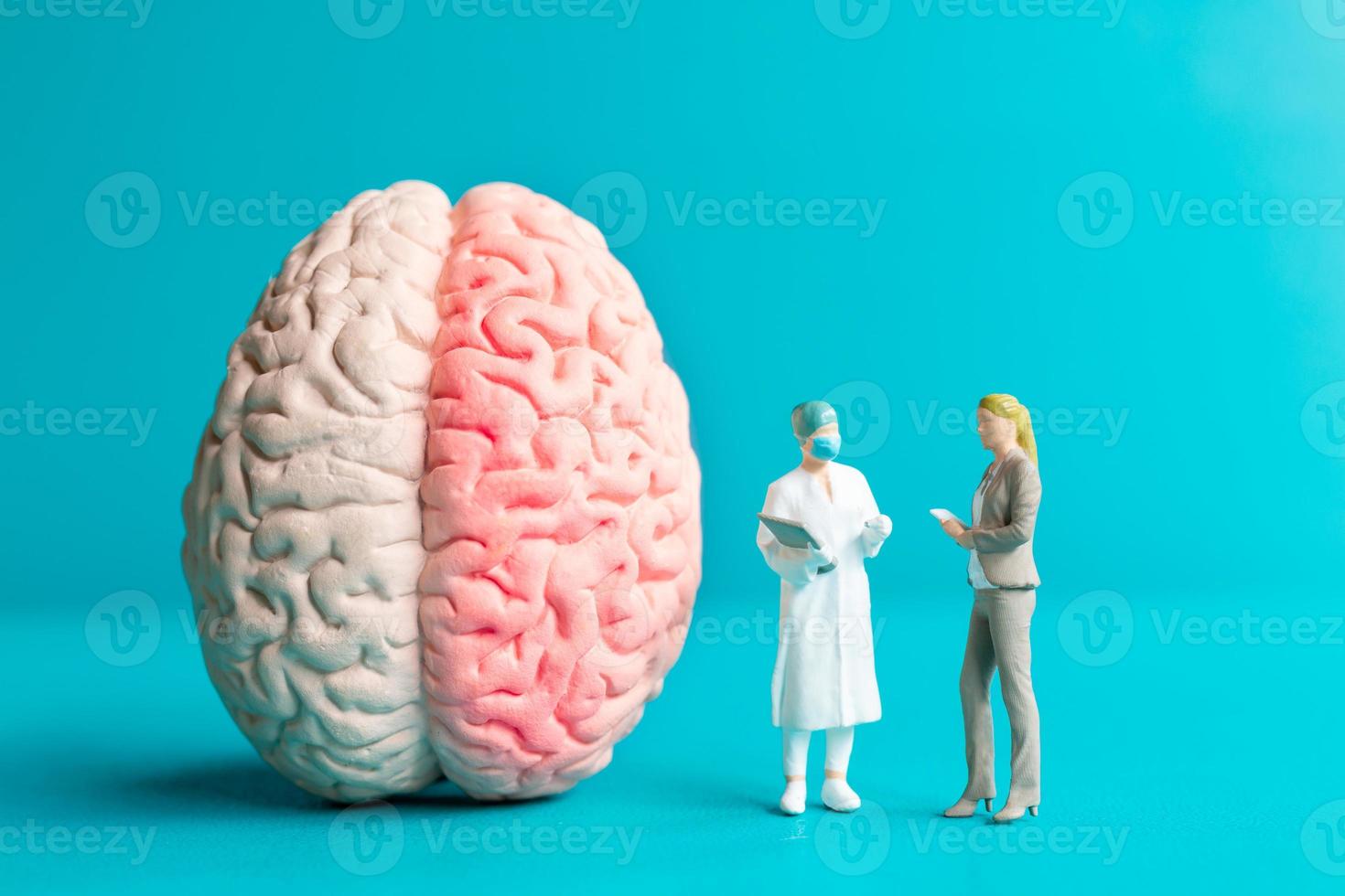 Surgeon spoke with patient about brain injuries photo
