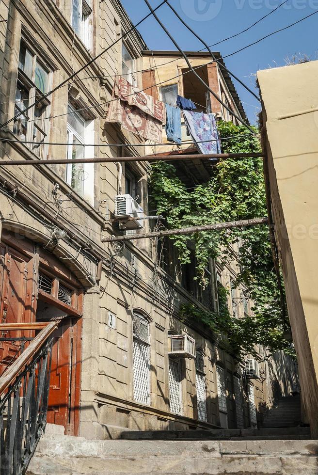 Vista de la calle del casco antiguo de la ciudad de Bakú en Azerbaiyán con la arquitectura tradicional detalle de la puerta foto