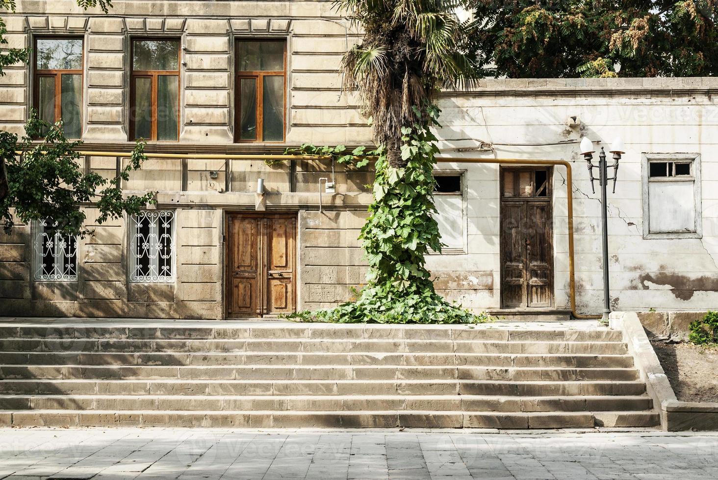 Vista de la calle del casco antiguo de la ciudad de Bakú en Azerbaiyán foto