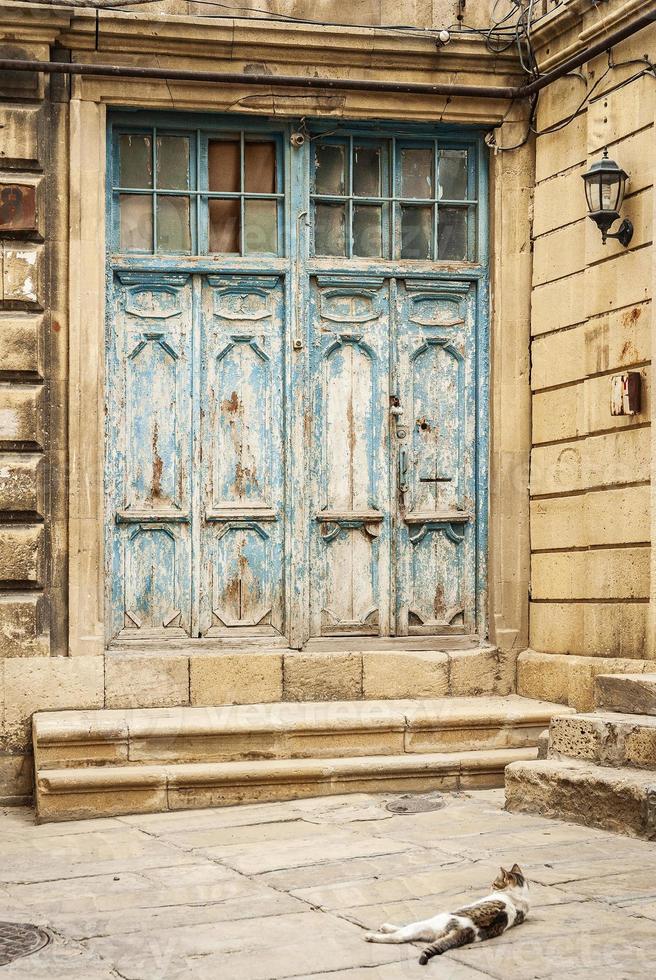 Vista de la calle del casco antiguo de la ciudad de Bakú en Azerbaiyán con la arquitectura tradicional detalle de la puerta foto