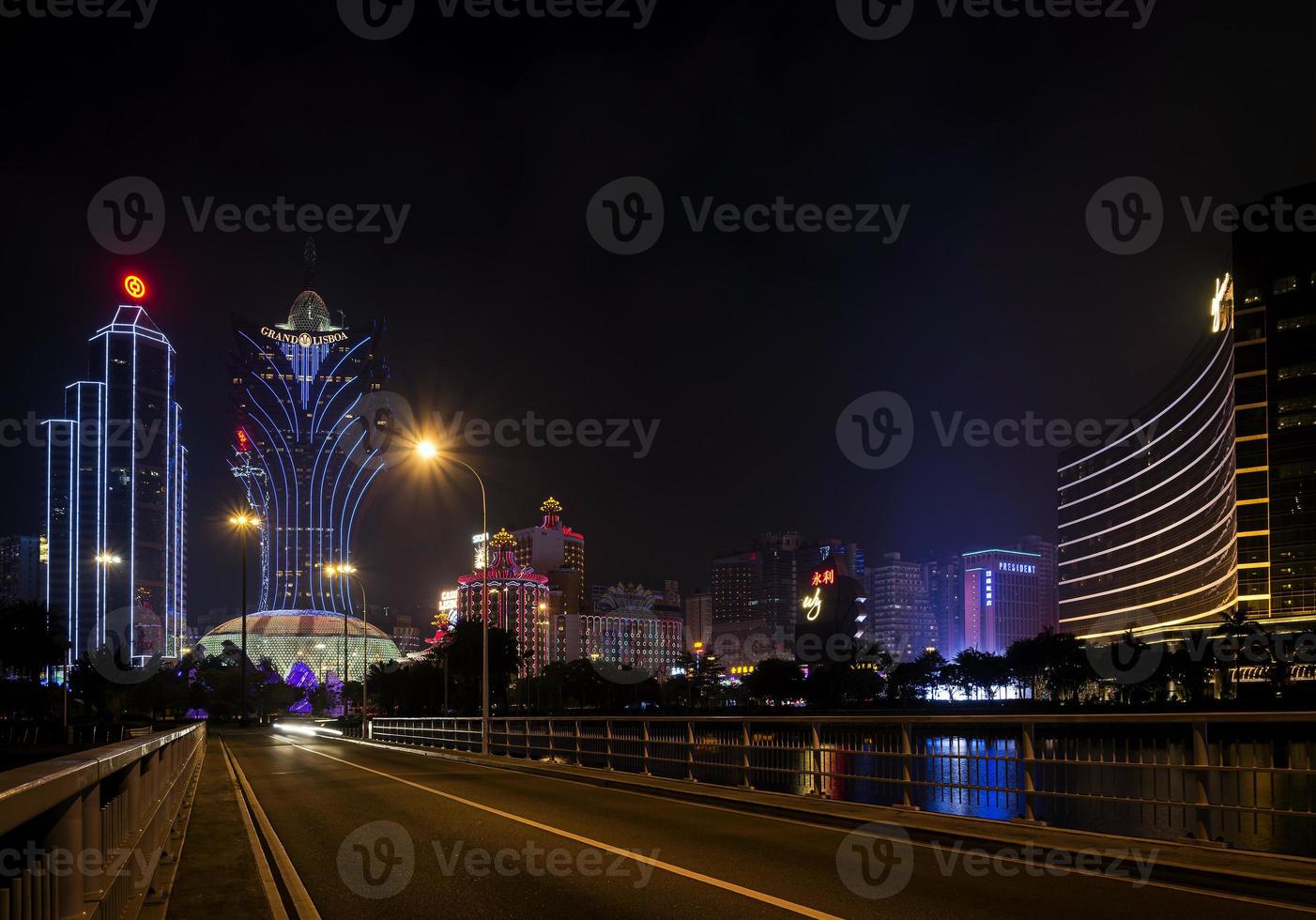 Vista urbana de los edificios del casino en la noche en la ciudad de Macao, China foto