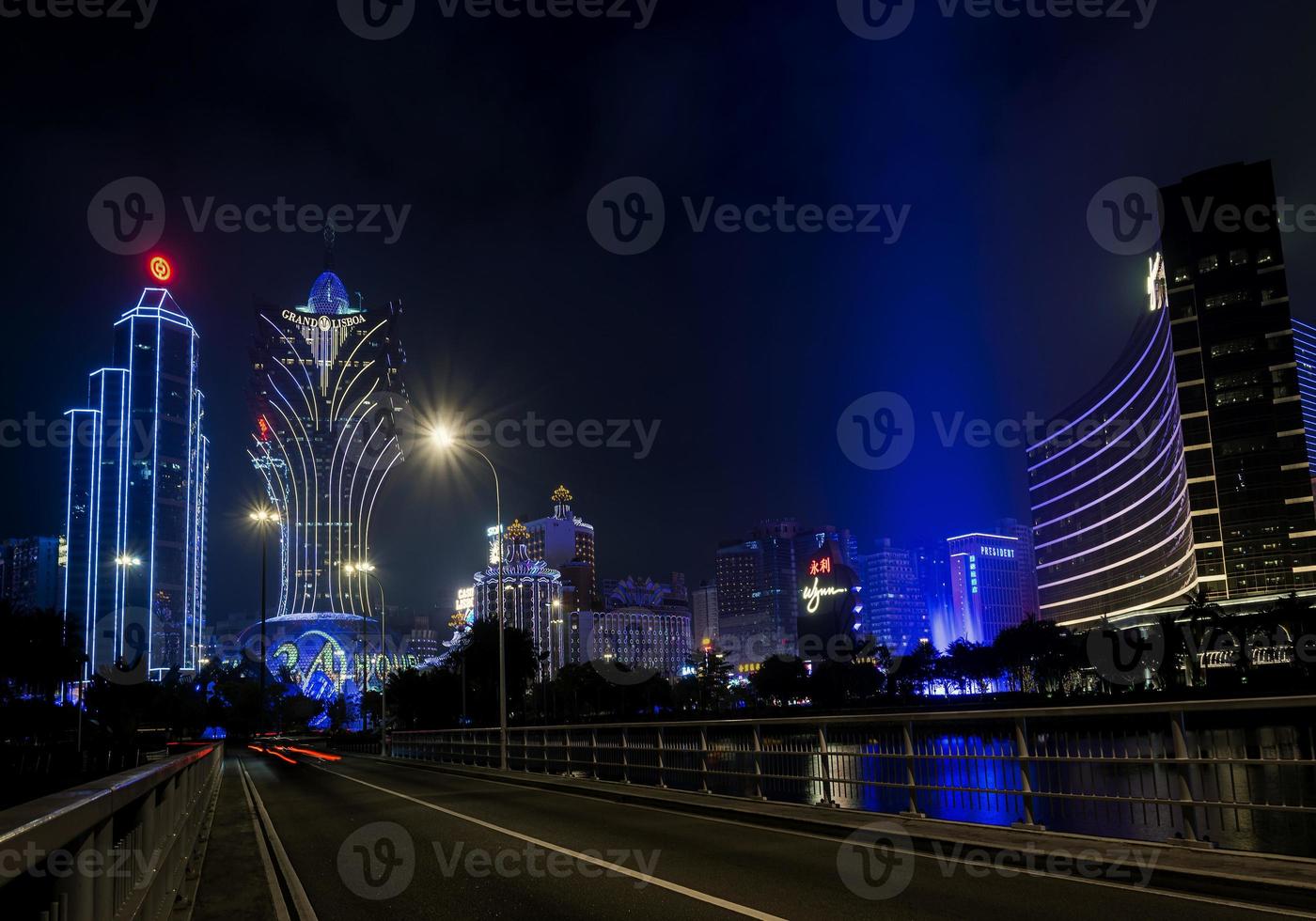 Vista urbana de los edificios del casino en la noche en la ciudad de Macao, China foto
