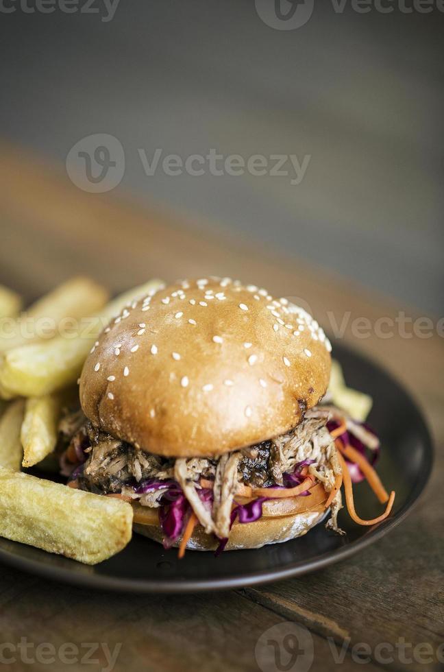 Ensalada de cerdo desmenuzado y ensalada de col sándwich de hamburguesa con papas fritas foto