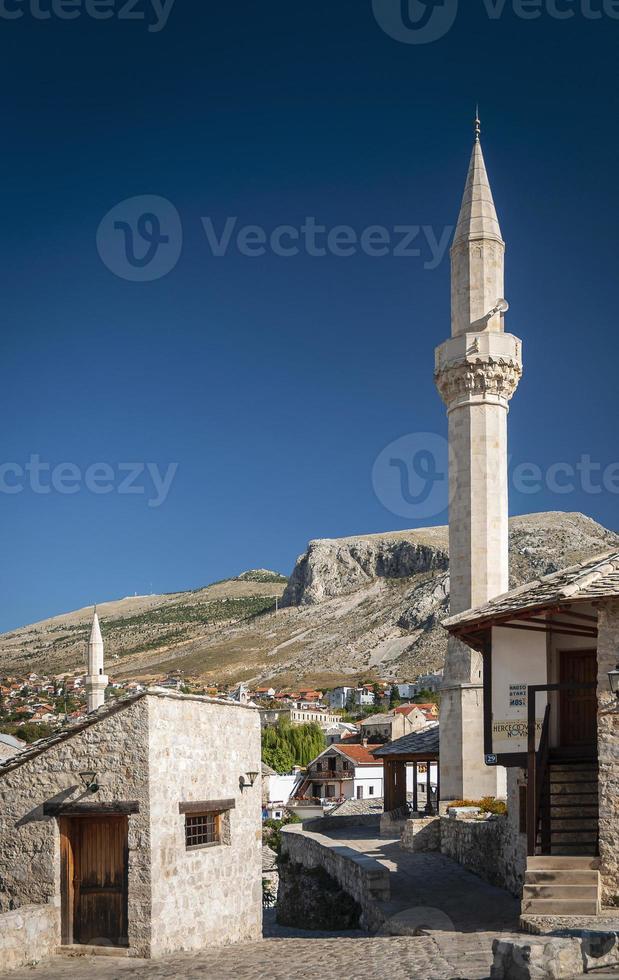 históricas casas de la ciudad vieja y vista a la mezquita en mostar bosnia foto