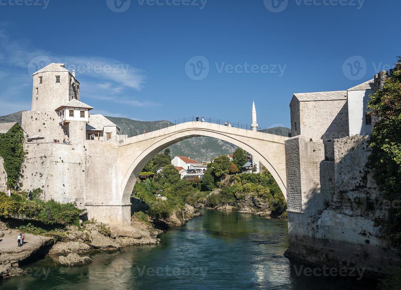 Puente viejo famoso monumento en la ciudad de Mostar, Bosnia y Herzegovina por día foto