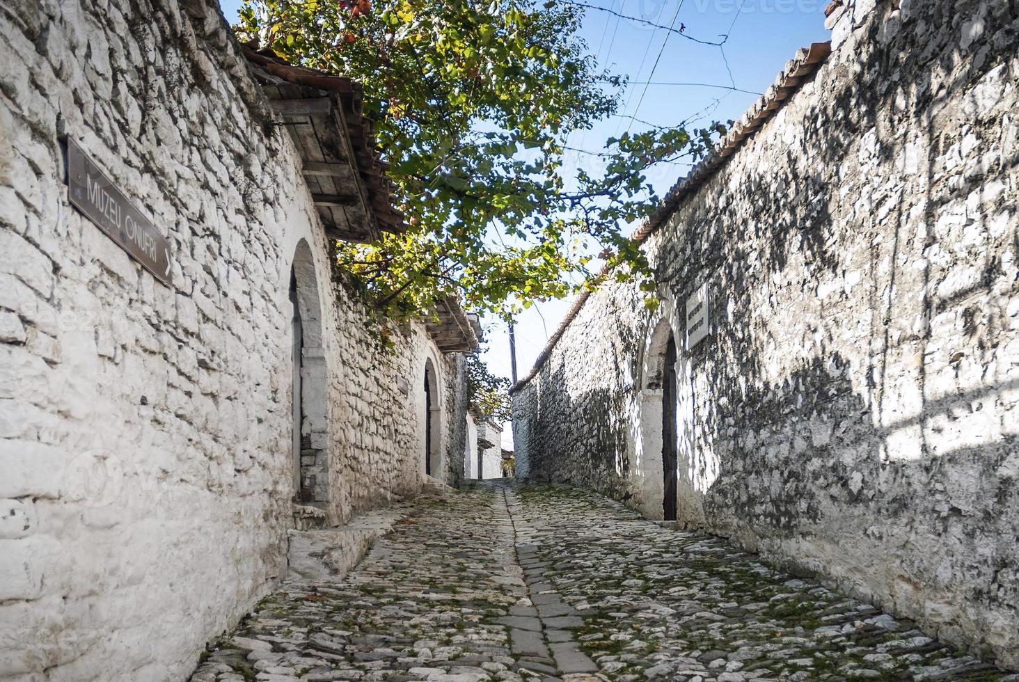 Calle adoquinada en el casco antiguo de Berat en Albania foto