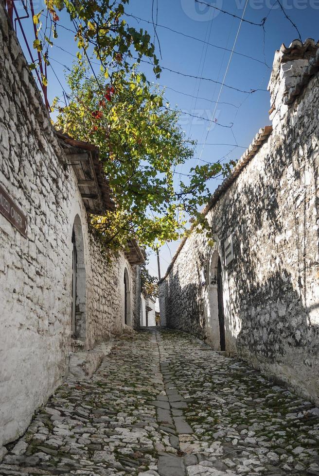 Calle adoquinada en el casco antiguo de Berat en Albania foto