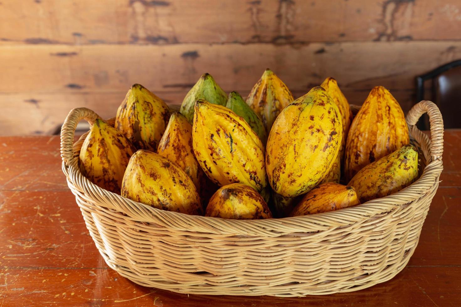 fruta fresca de cacao en una canasta foto