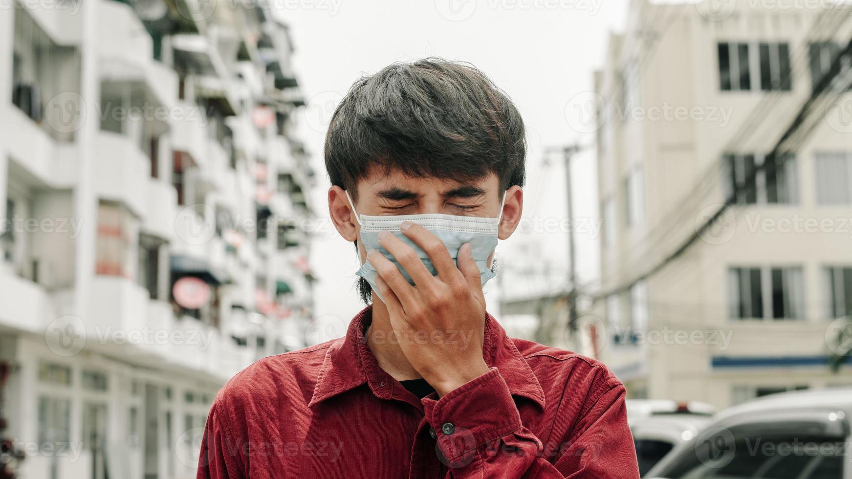 hombre con mascarilla médica en la ciudad. la contaminación del aire. foto