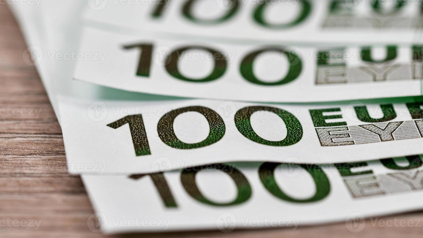 Detalle de un billete de 100 euros foto