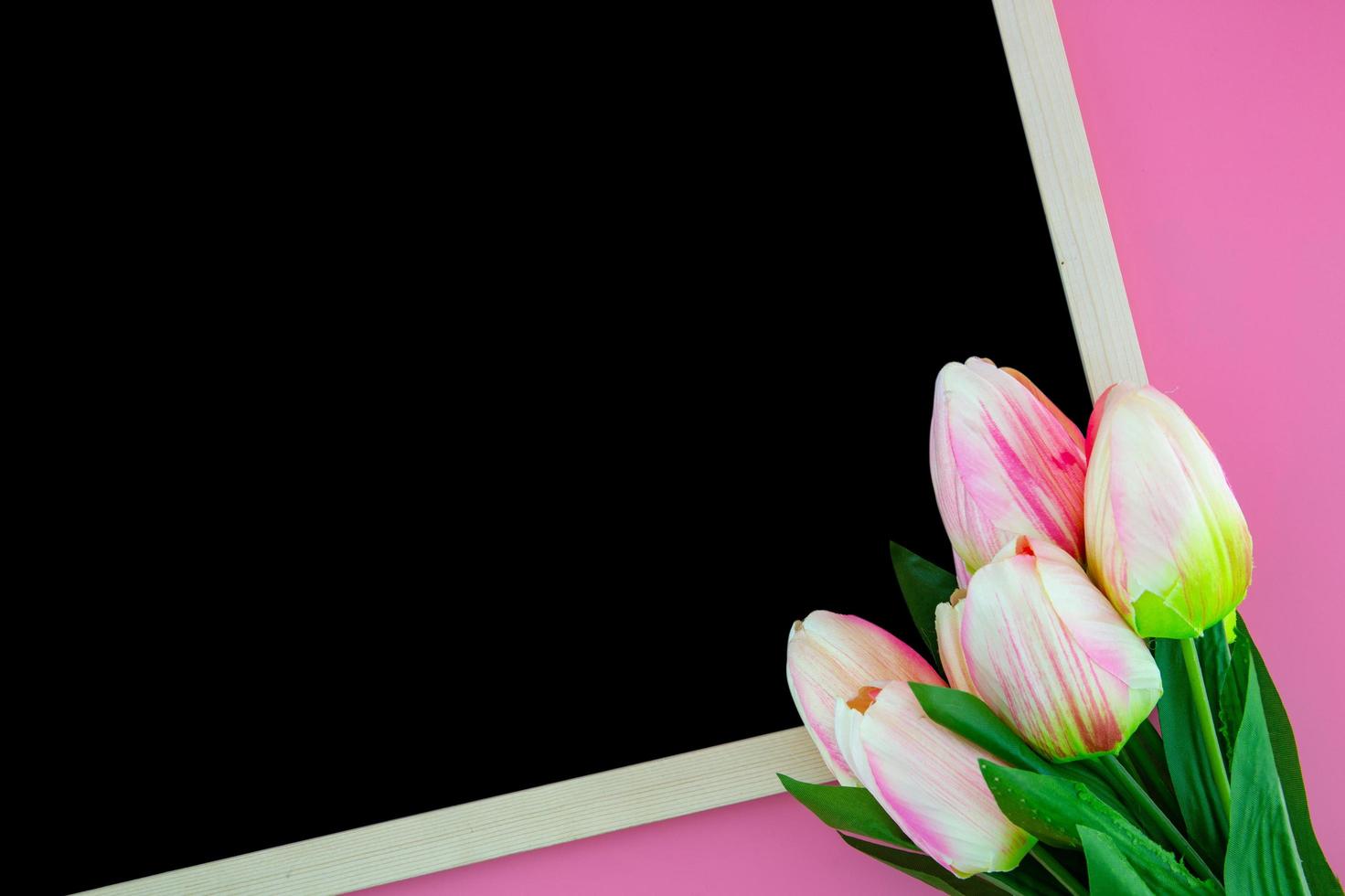 Tulip flower and chalkboard, blackboard with flat lay. photo