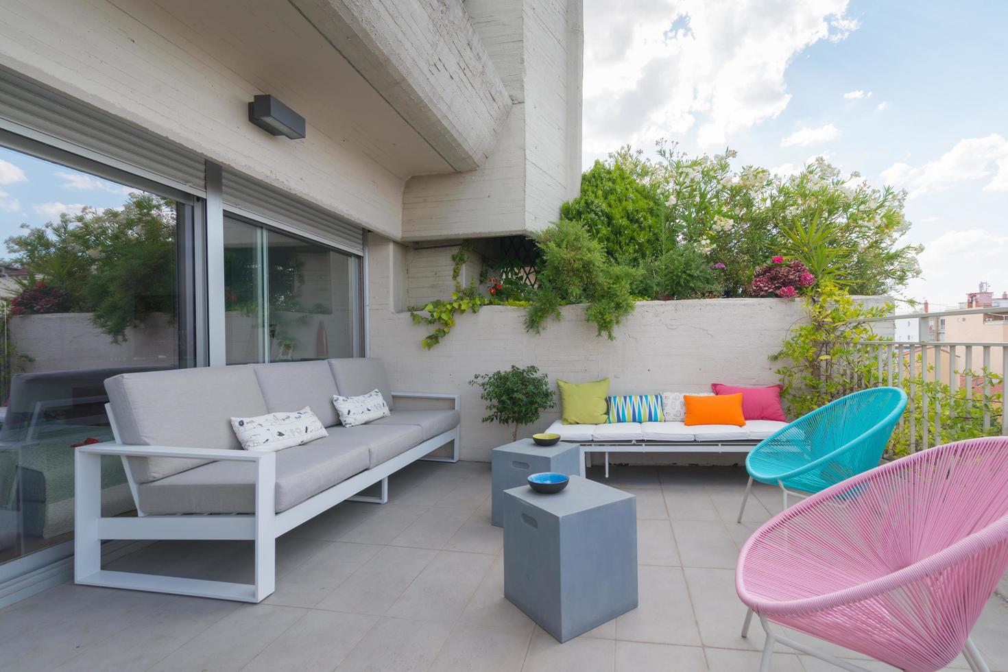 hermosa terraza con decoración colorida en el centro de madrid foto