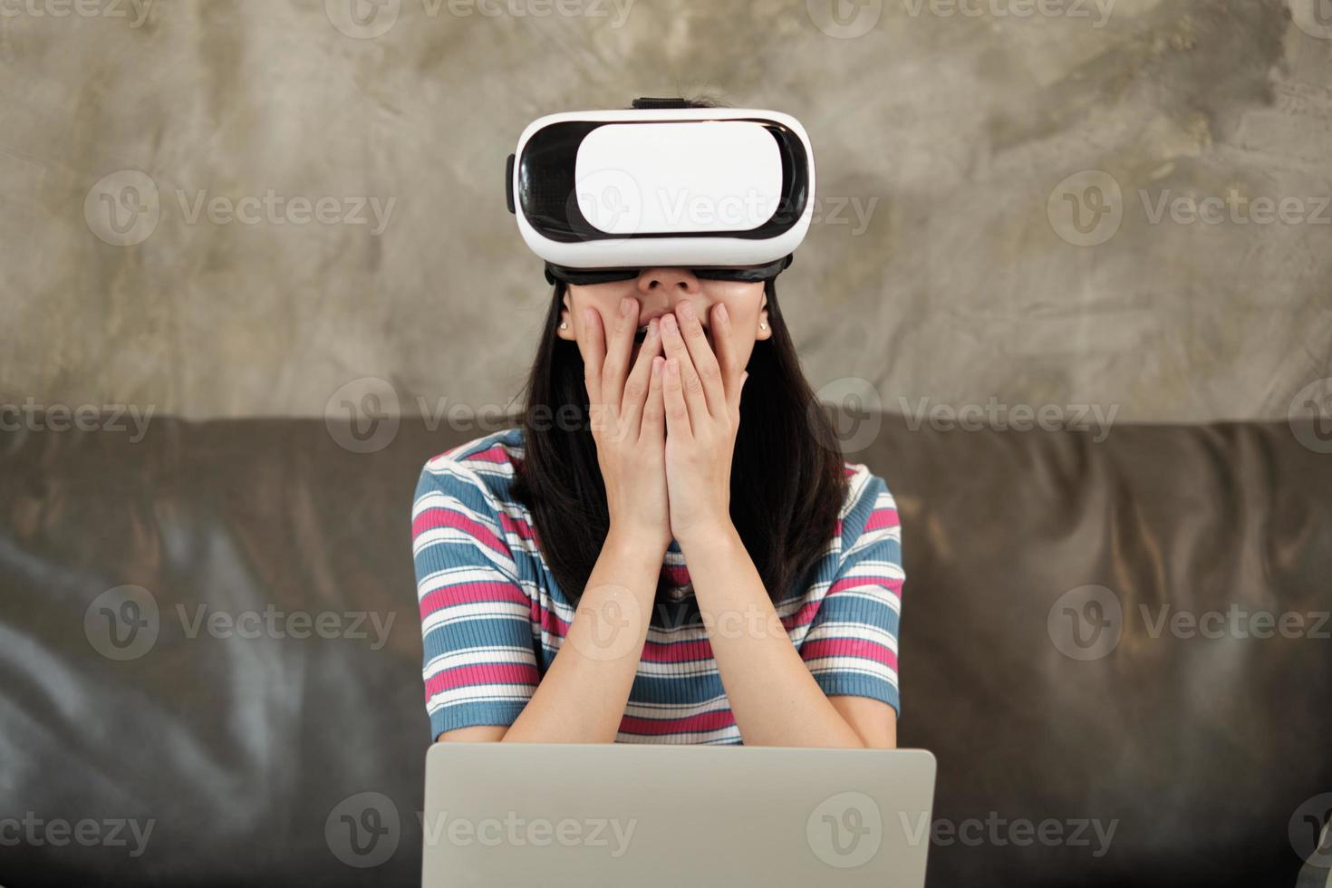 mujer asiática con auriculares vr, viendo la simulación virtual 3d. foto