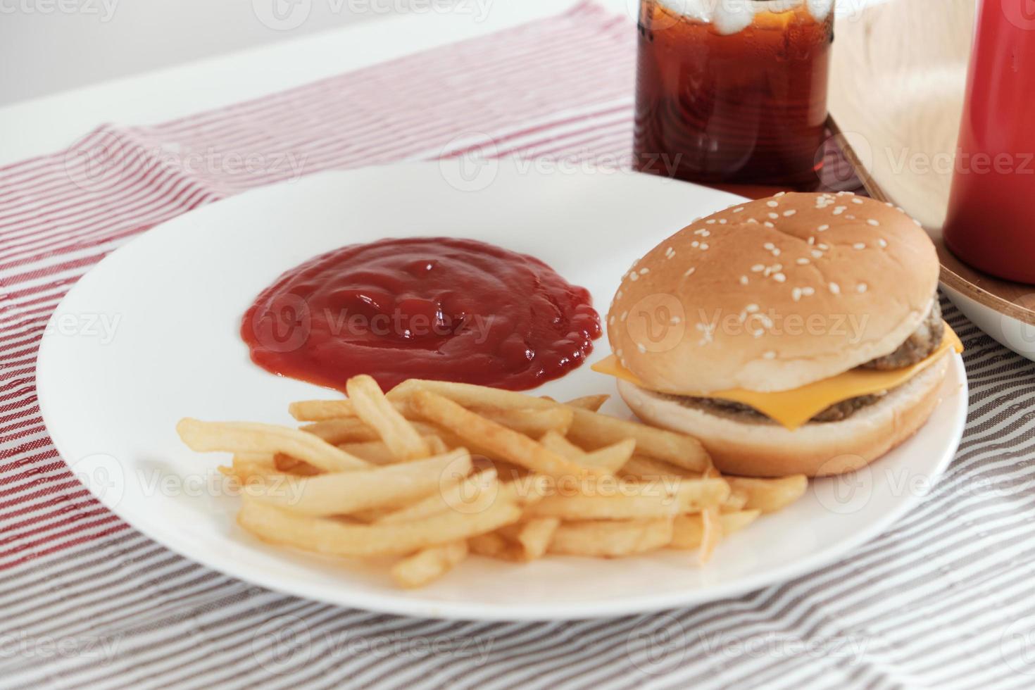 salsa de tomate en un plato blanco y comida chatarra foto