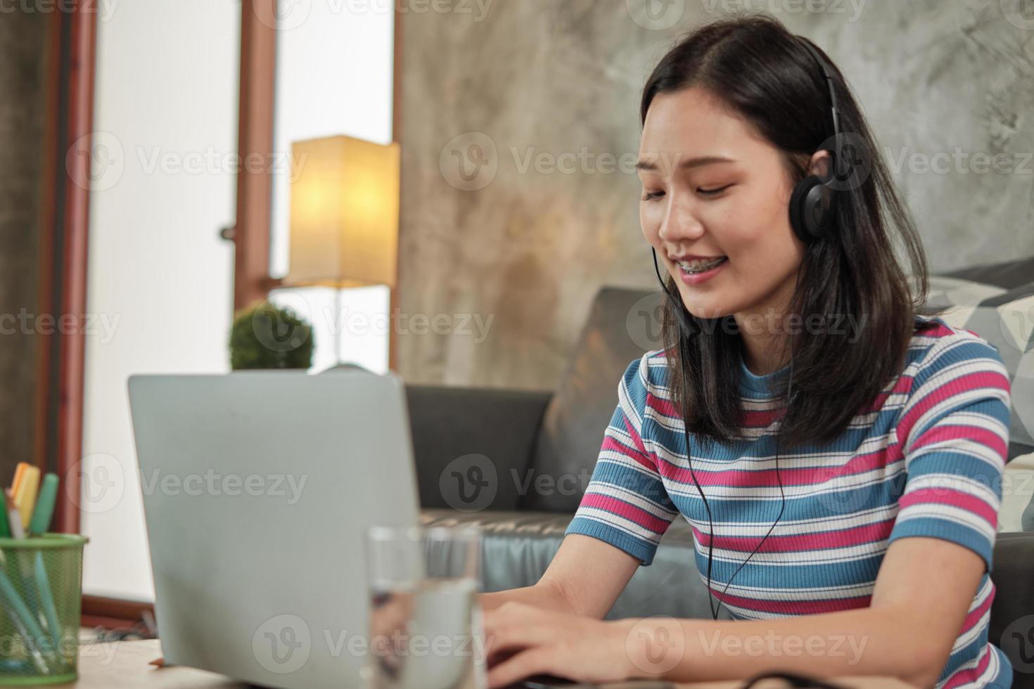 mujer asiática que usa la computadora portátil para el trabajo desde casa y el aprendizaje en línea. foto