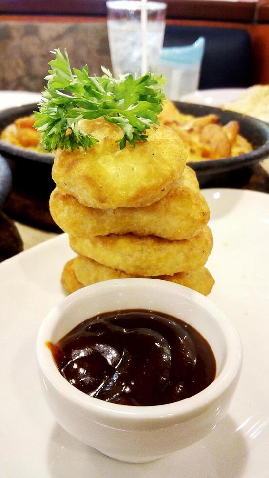 deliciosos nuggets de pollo y salsa barbacoa foto