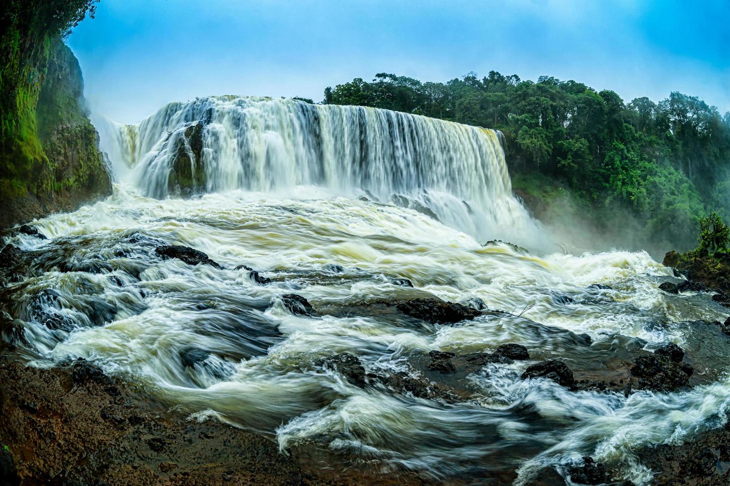 la poderosa cascada de sae pong lai en el sur de laos. foto