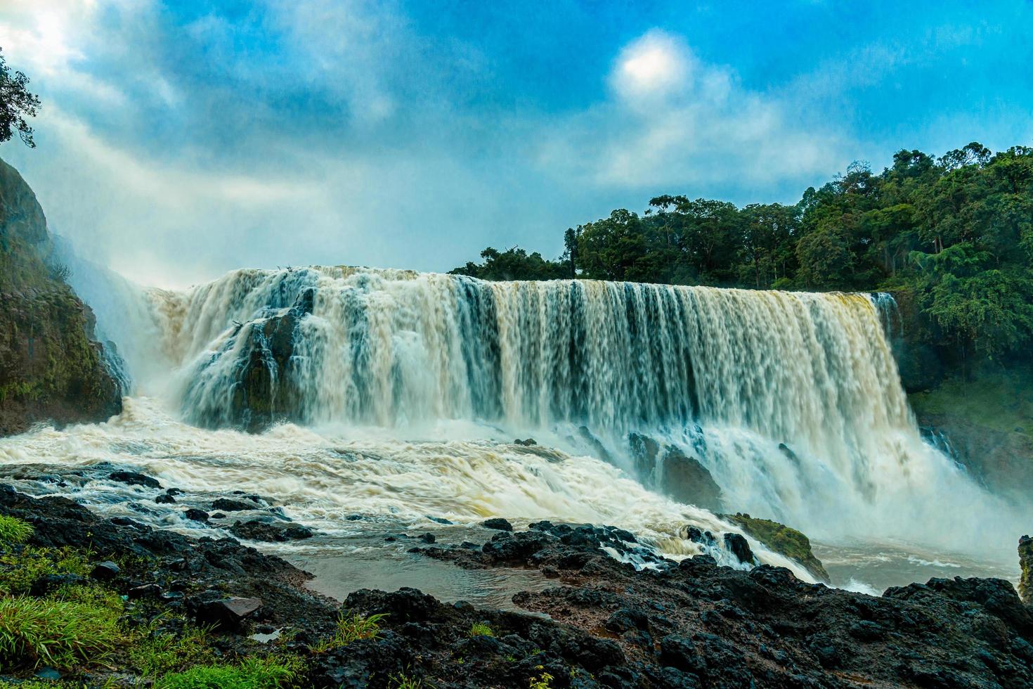 la poderosa cascada de sae pong lai en el sur de laos. foto