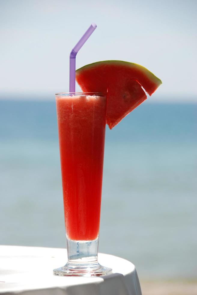 jugo de sandía fresca en la mesa. foto