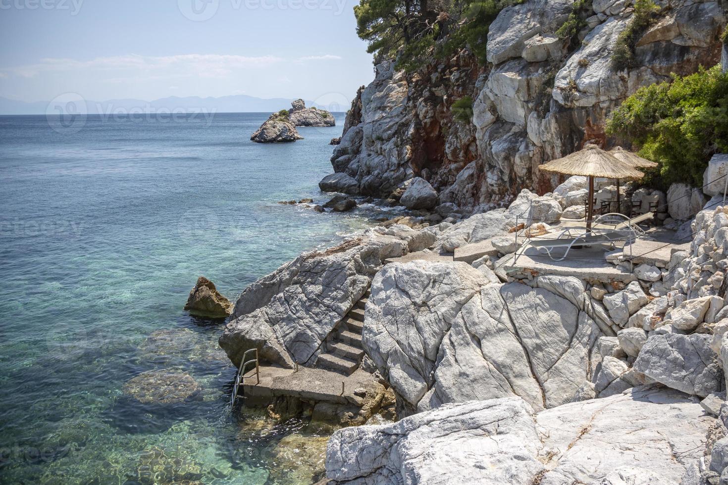 prístina vista de la bahía de una isla de grecia foto