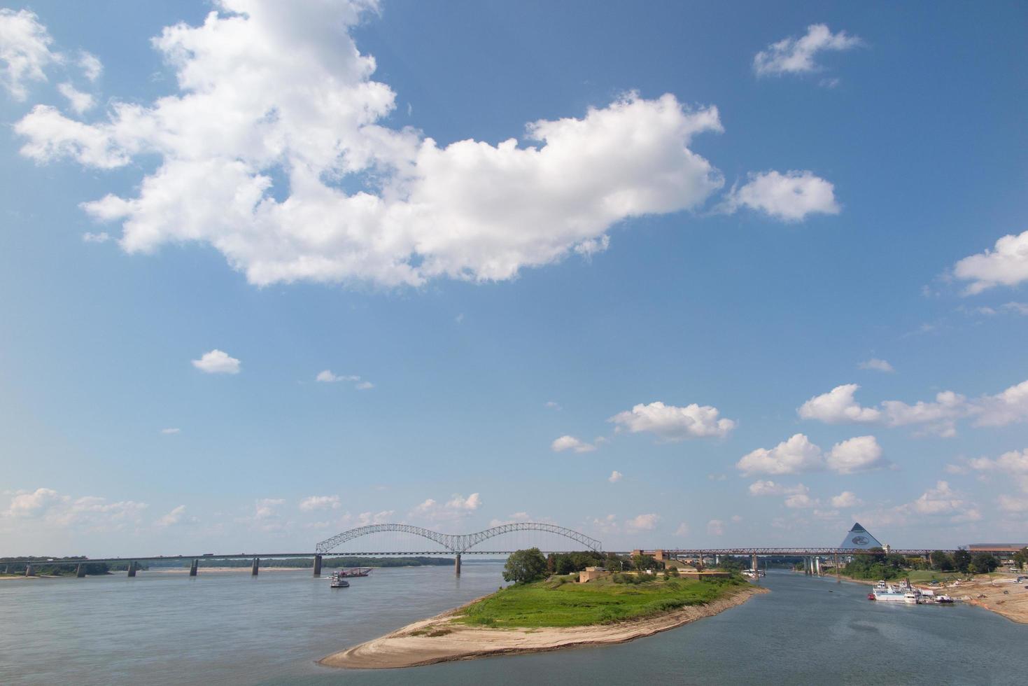 Hernando desoto puente sobre el río Mississippi en Memphis, Tennessee foto