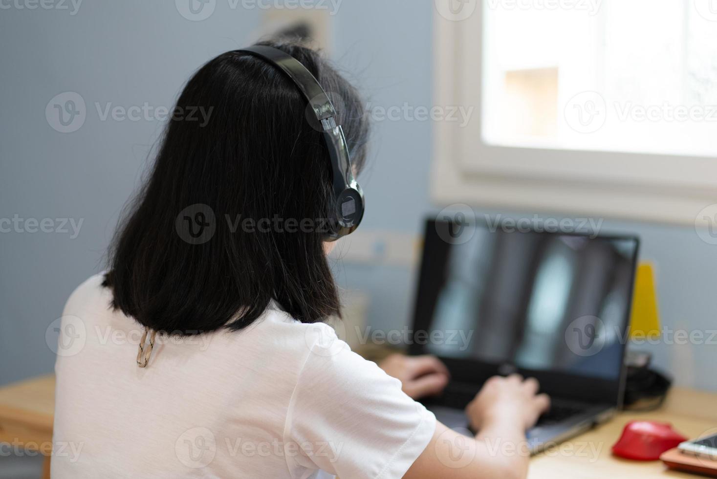 Mujer joven que usa la computadora para wark desde casa bloqueo pandémico de Durung foto