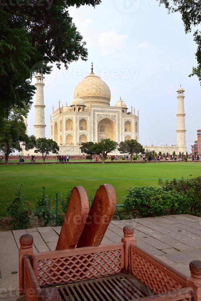 el taj mahal al otro lado del césped foto