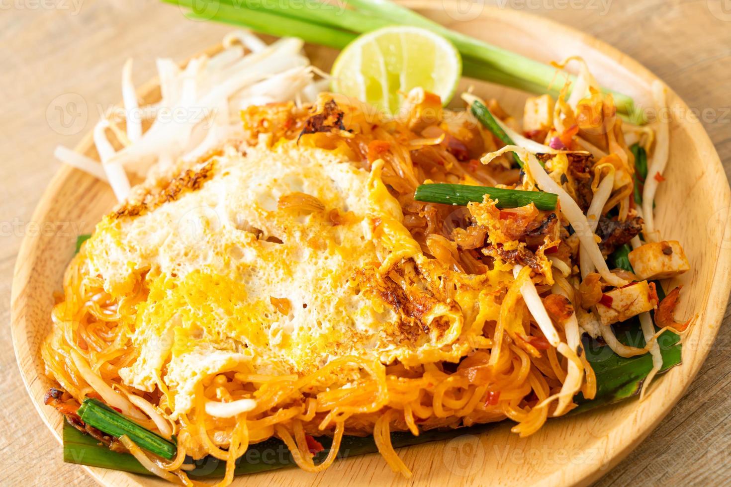 pad thai - fideos salteados al estilo tailandés con huevo foto