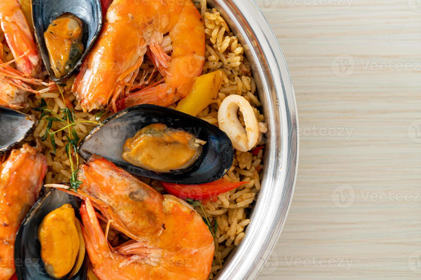 paella de marisco con gambas, almejas, mejillones sobre arroz con azafrán foto