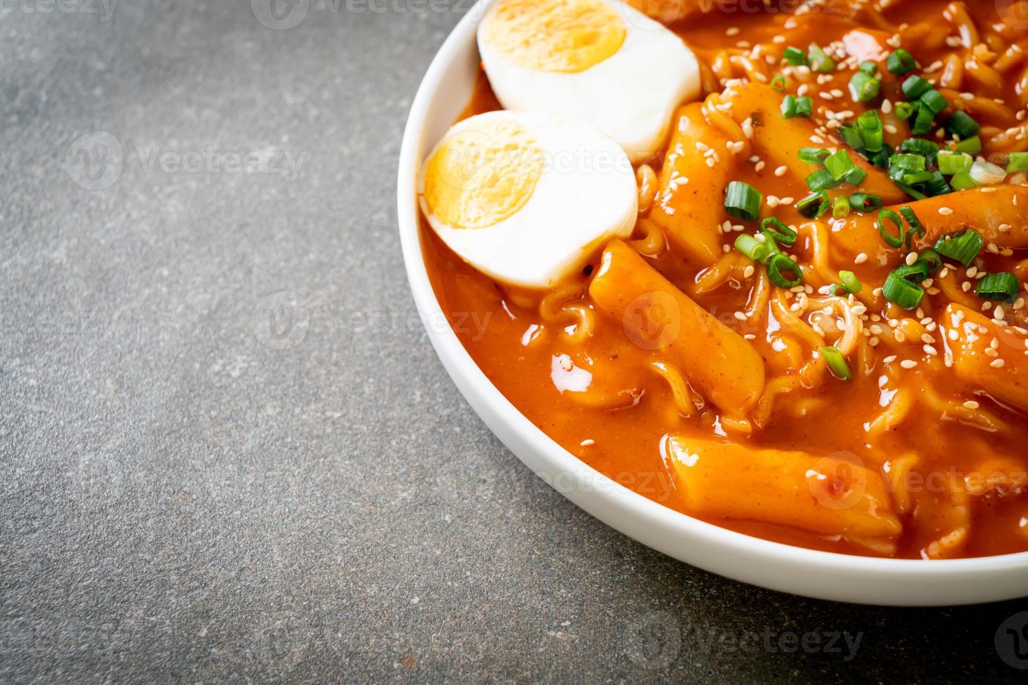 fideos instantáneos coreanos y tteokbokki en salsa picante coreana - rabokki foto