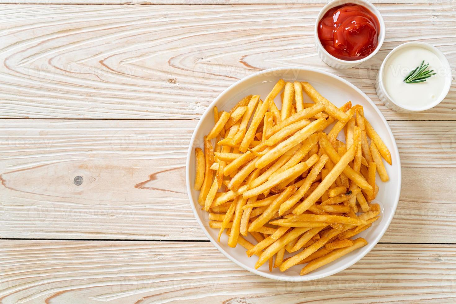 papas fritas con crema agria y salsa de tomate foto