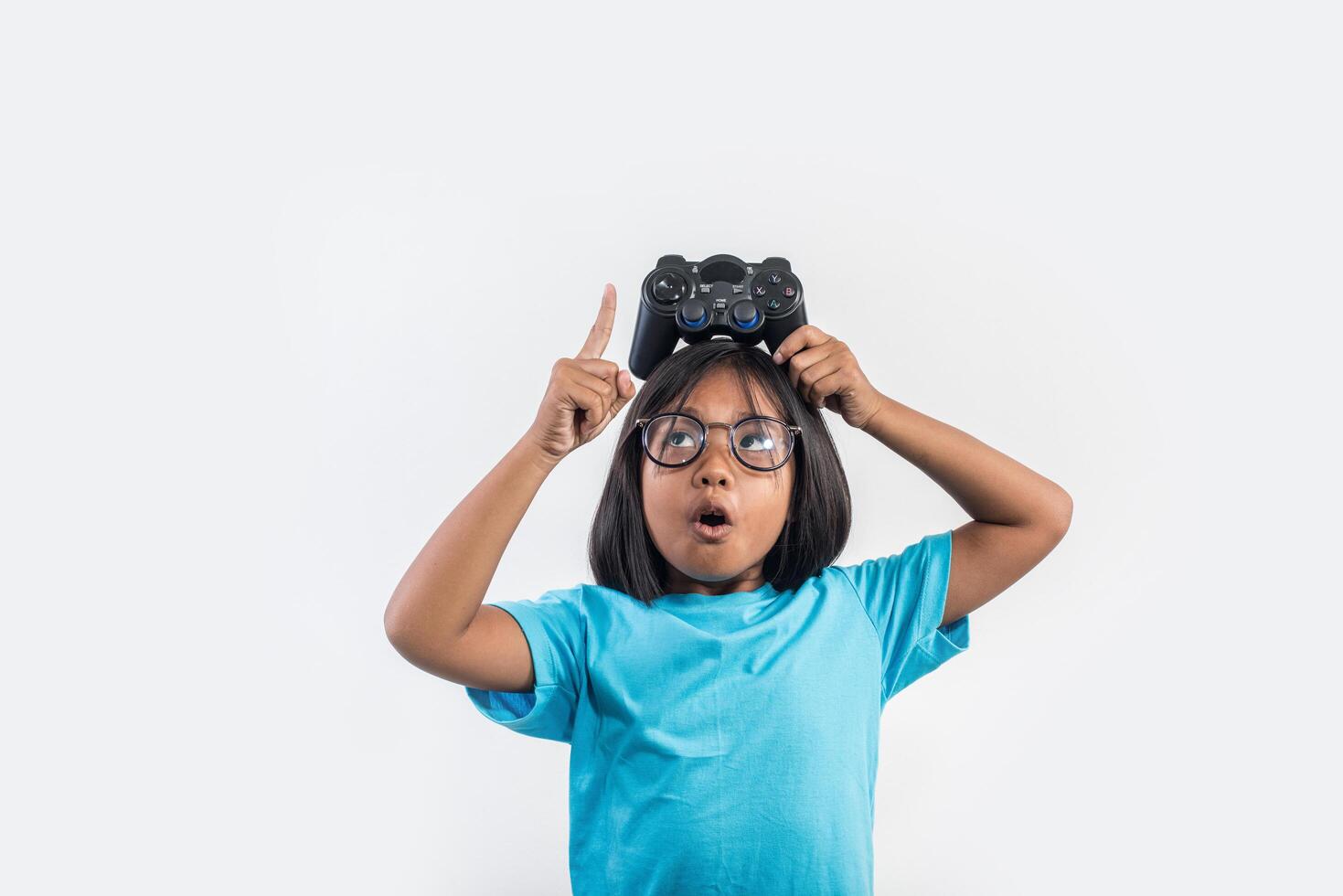 retrato de niña con jugador de joystick. foto