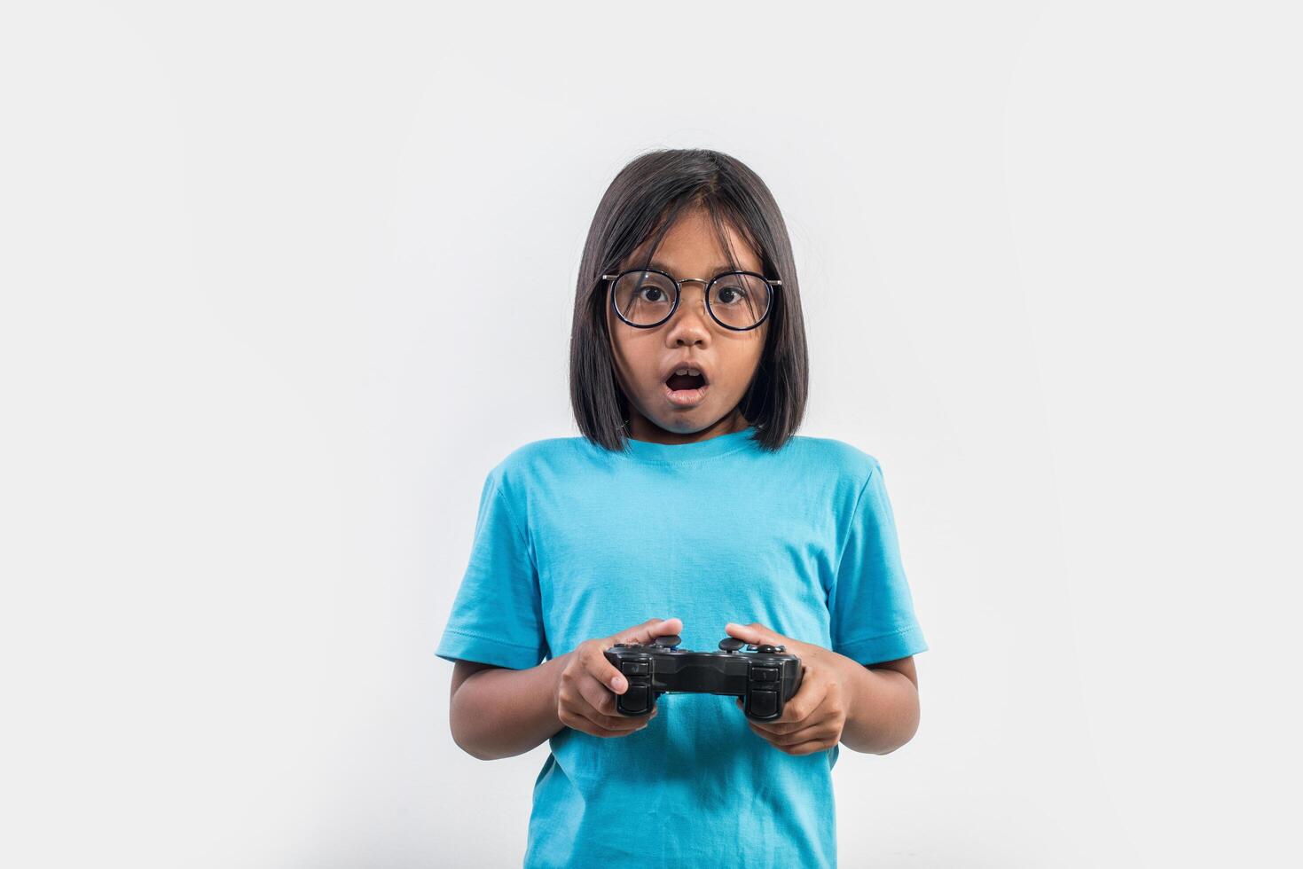 retrato de niña con jugador de joystick. foto