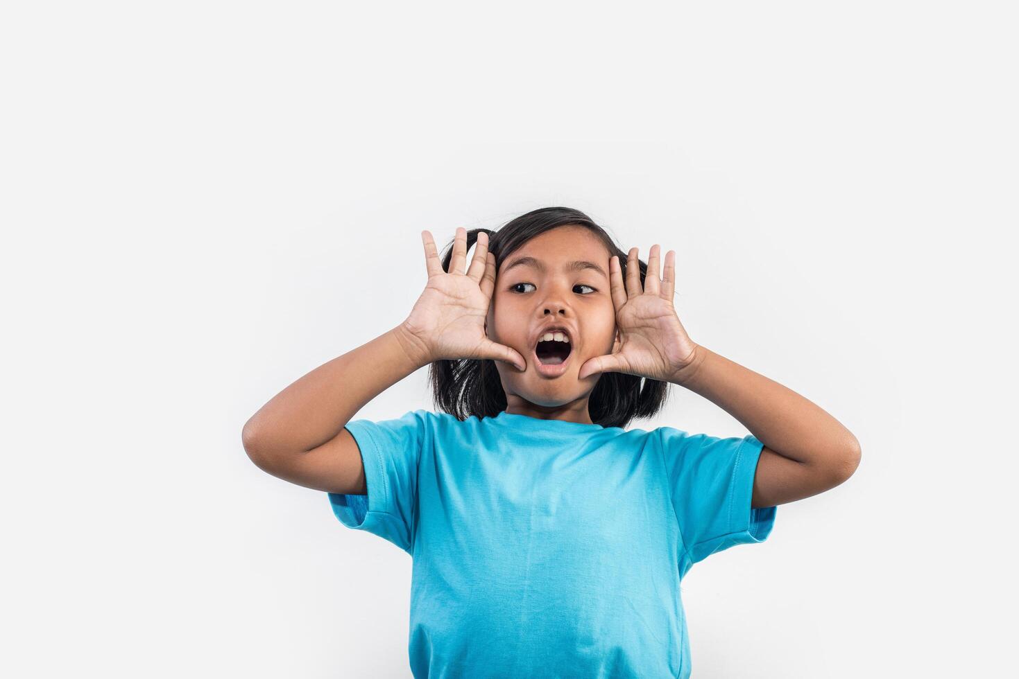 Retrato de niña divertida actuando en tiro de estudio. foto