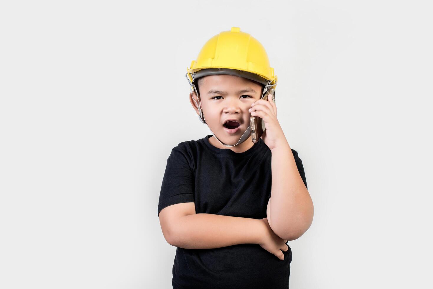 niño ingeniero hablando de teléfono inteligente sobre el proyecto con el socio. foto