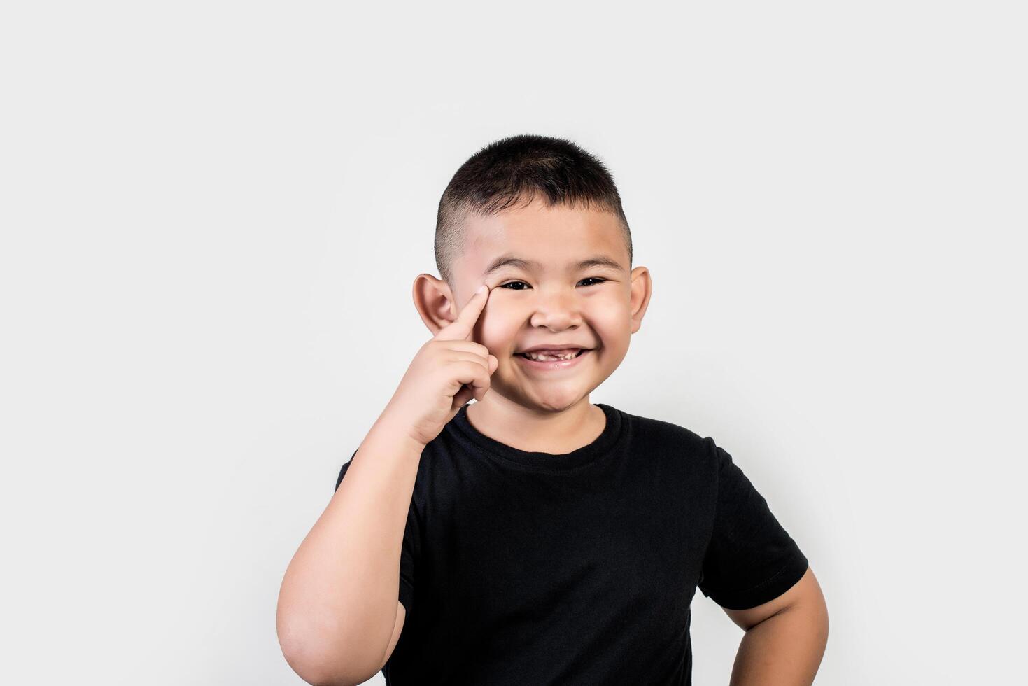 Foto de estudio de niño de retrato divertido.