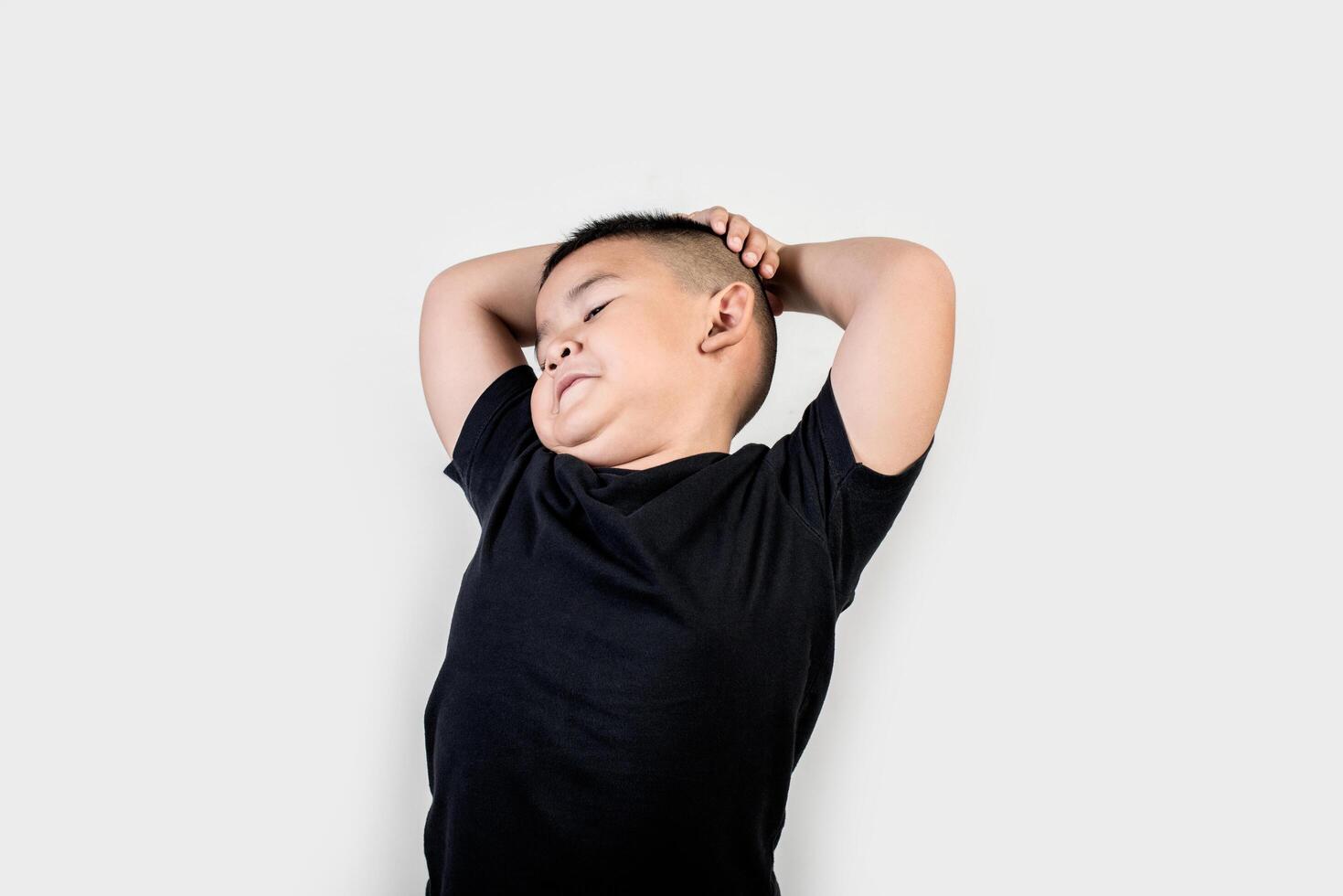 Foto de estudio de niño de retrato divertido.