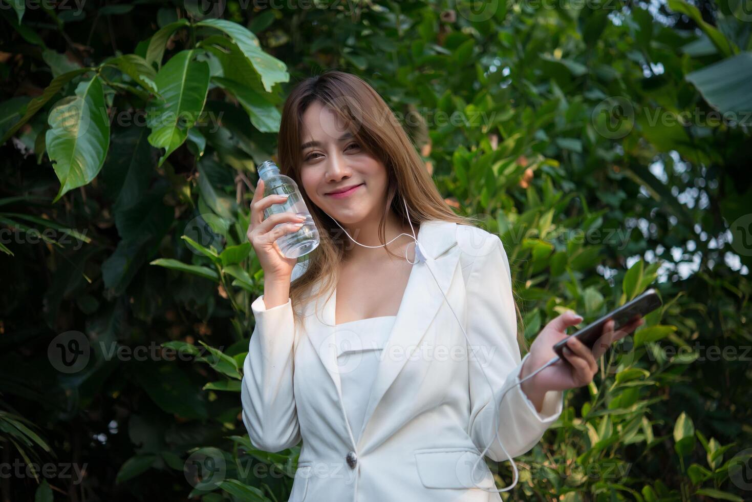 Hermosa mujer de negocios bebiendo agua después del trabajo duro foto