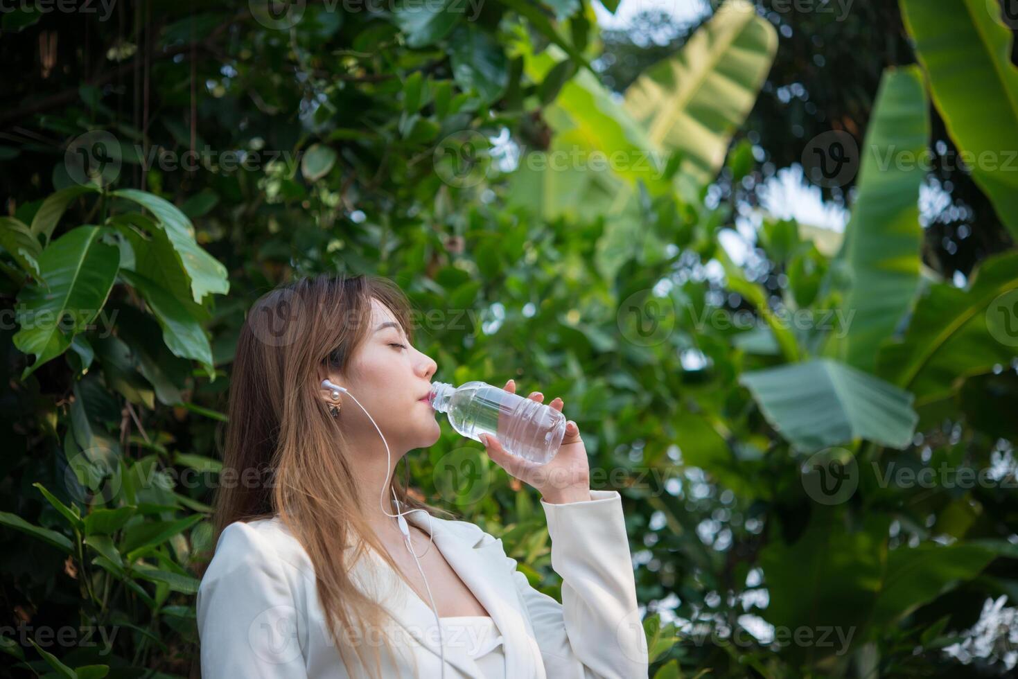 Hermosa mujer de negocios bebiendo agua después del trabajo duro foto