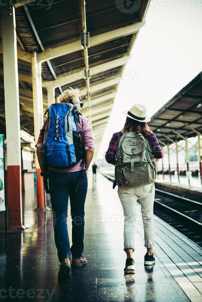 pareja joven inconformista en la estación de tren. foto