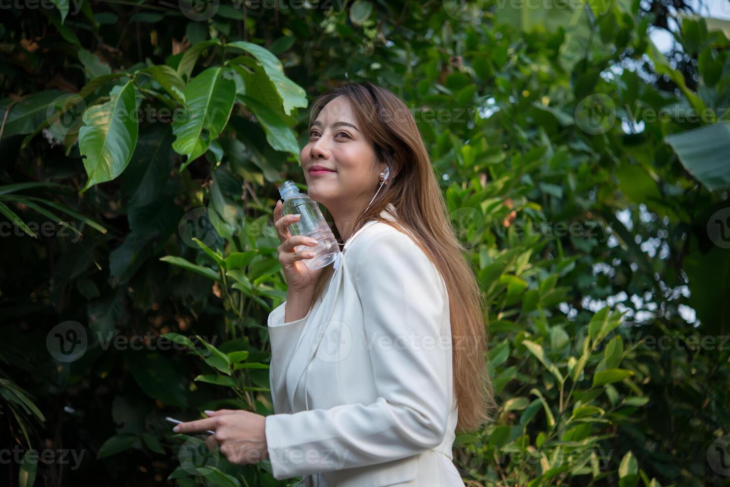 Hermosa mujer de negocios bebiendo agua después del trabajo duro foto