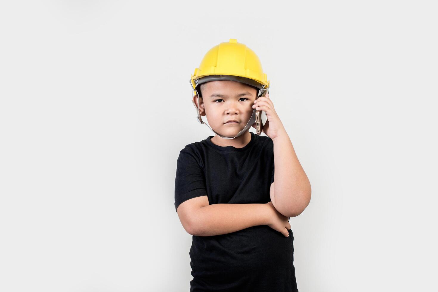 niño, ingeniería, hablar teléfono inteligente, sobre, proyecto, con, socio foto