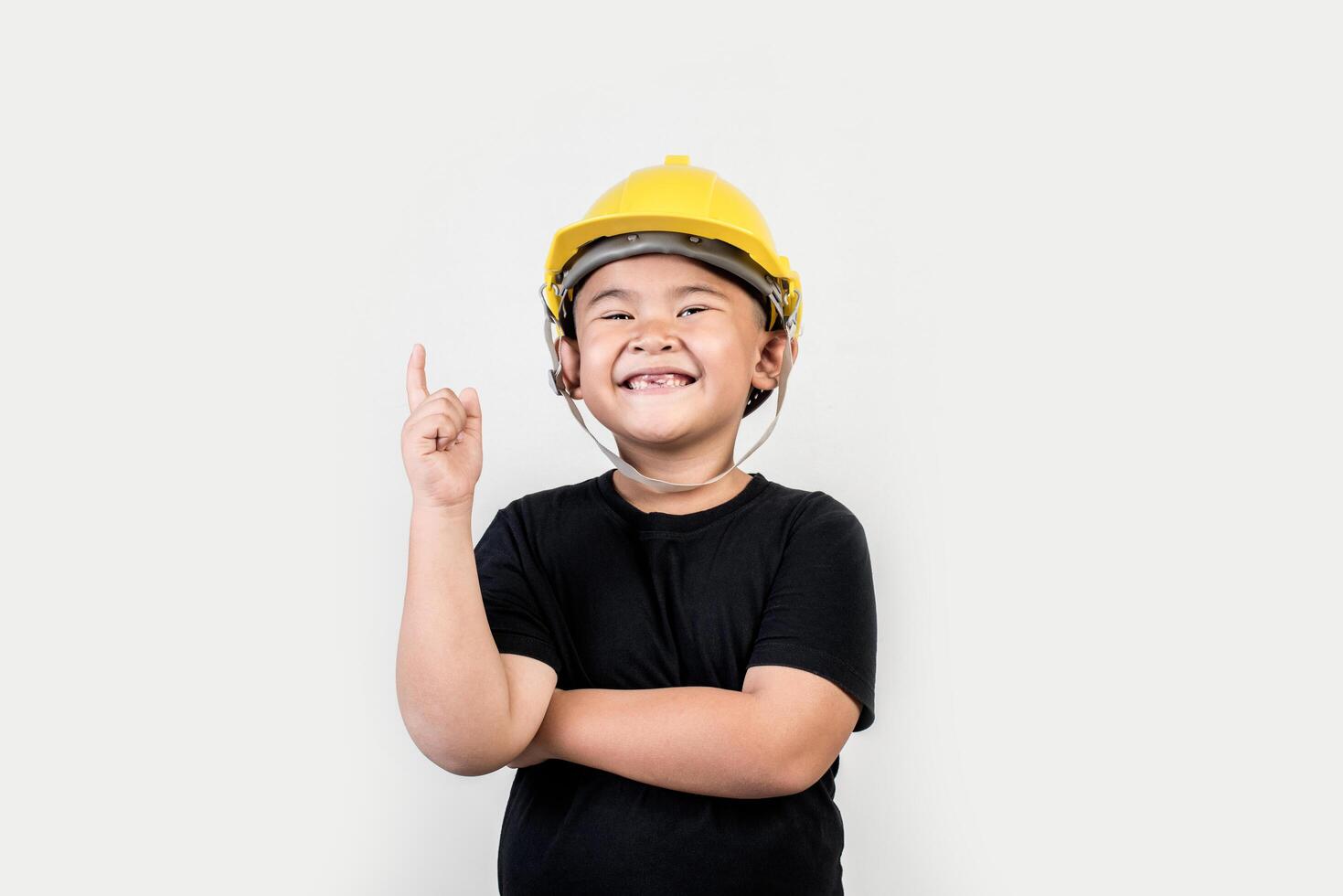 retrato, niño feliz, llevando, ingeniero, sombrero foto