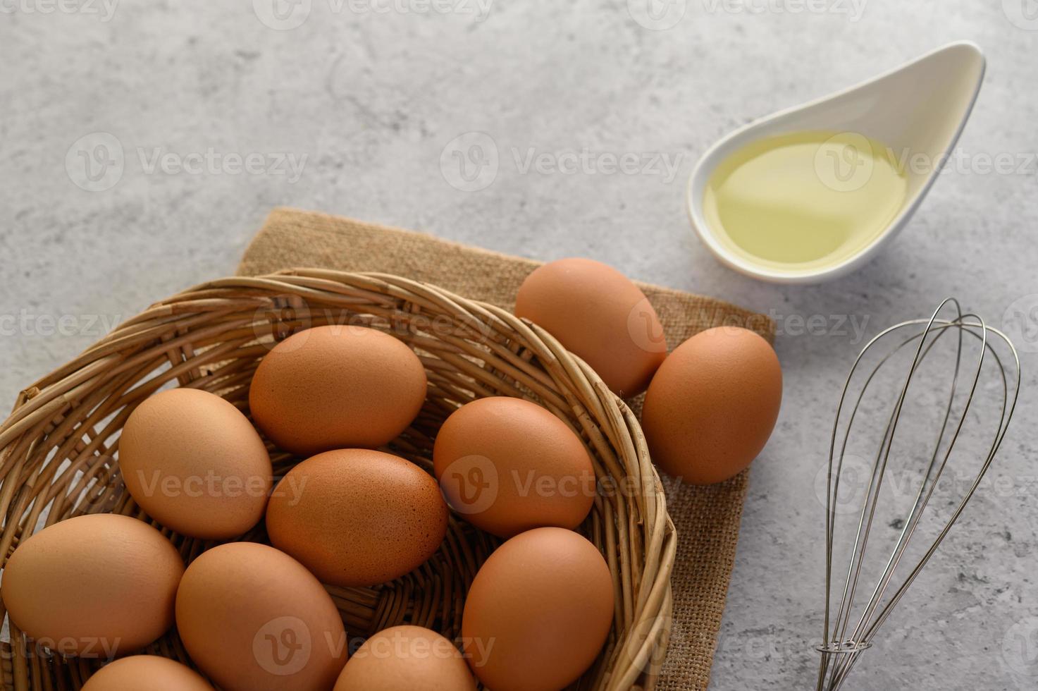 huevos y aceite preparando comida para cocinar foto